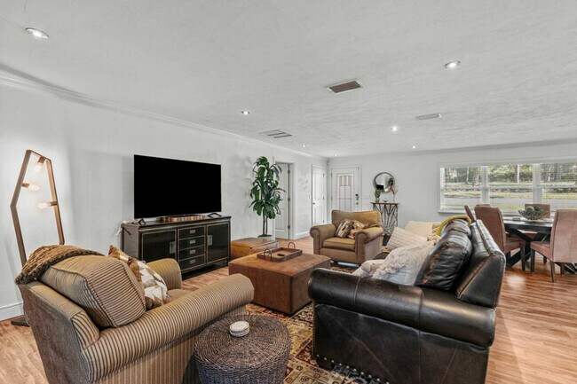 Building Photo - 2821 NW 4th Ln