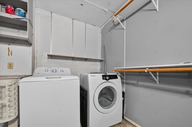 Building Photo - 10215 Missel Thrush Dr