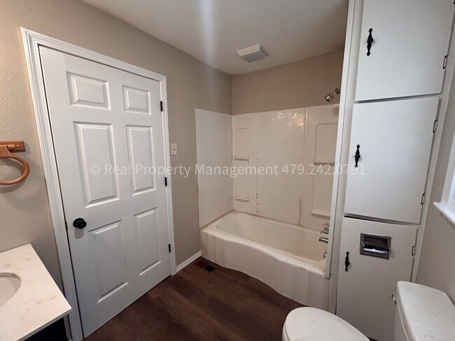 Building Photo - Arkoma Cutie! 2 Bed 1 Bath on giant corner...