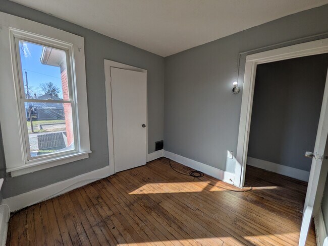 Building Photo - 1005 Oakwood Ave