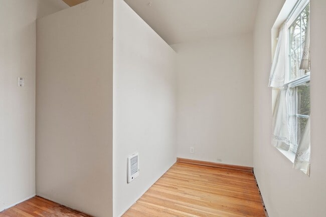 Building Photo - 4+ bed 2 bath available center of campus v...