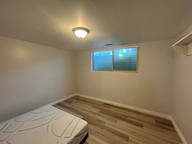 Building Photo - 428 200 E