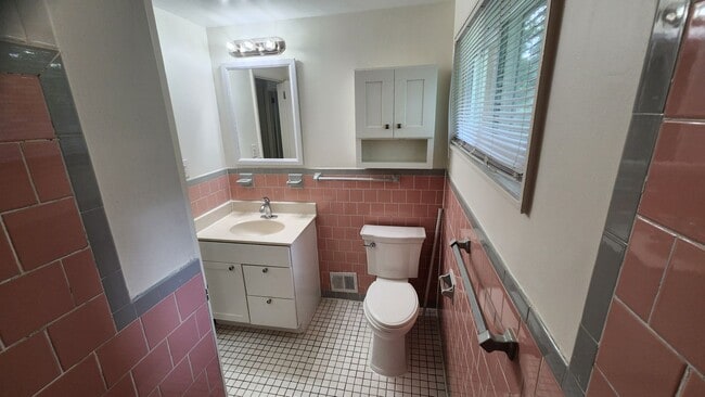 Building Photo - Arlington 3 Level Rowhouse