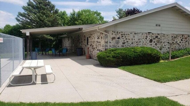 Building Photo - 607 Tamarack Dr W