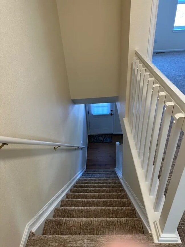 Building Photo - Sunny & Spacious 2-Bedroom Townhome