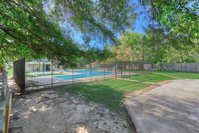 Building Photo - 23419 Summer Pine Dr
