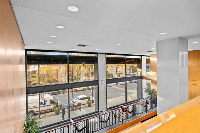 Building Photo - 4343 N Clarendon Ave