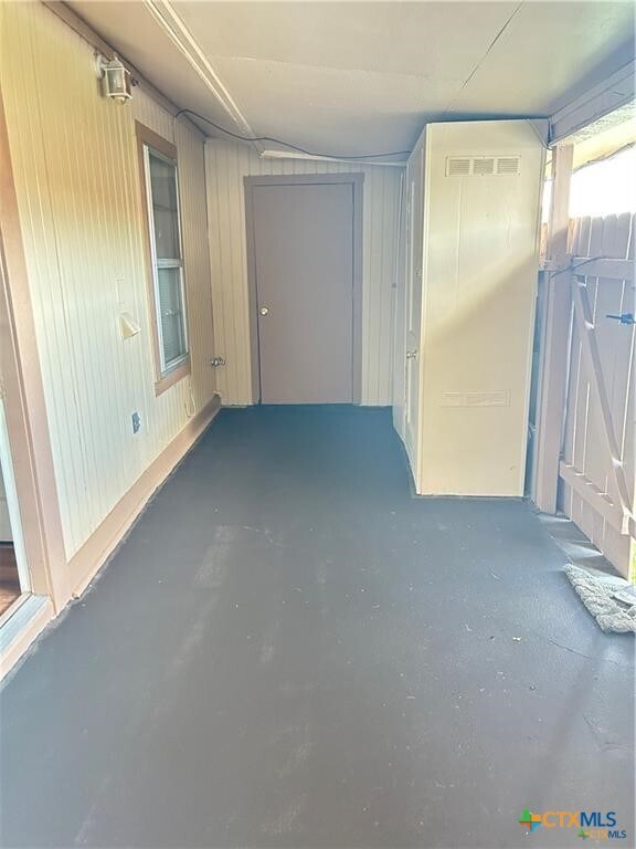 Building Photo - 1051 Country Club Dr