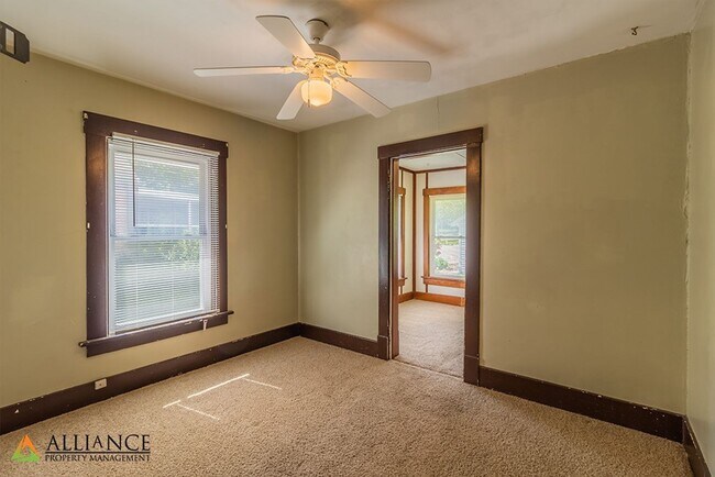 Building Photo - Ideal Location! Next to KSU!