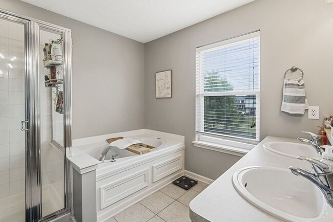 Building Photo - Luxurious 4-Bedroom Furnished Home in West...