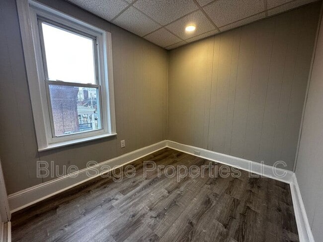 Building Photo - 1301 E 9th St