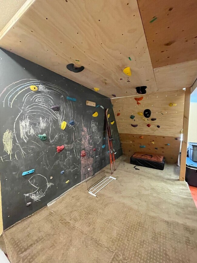 Building Photo - Reduced $2995 BOULDER HOME 5 BEDROOM, 3 FU...