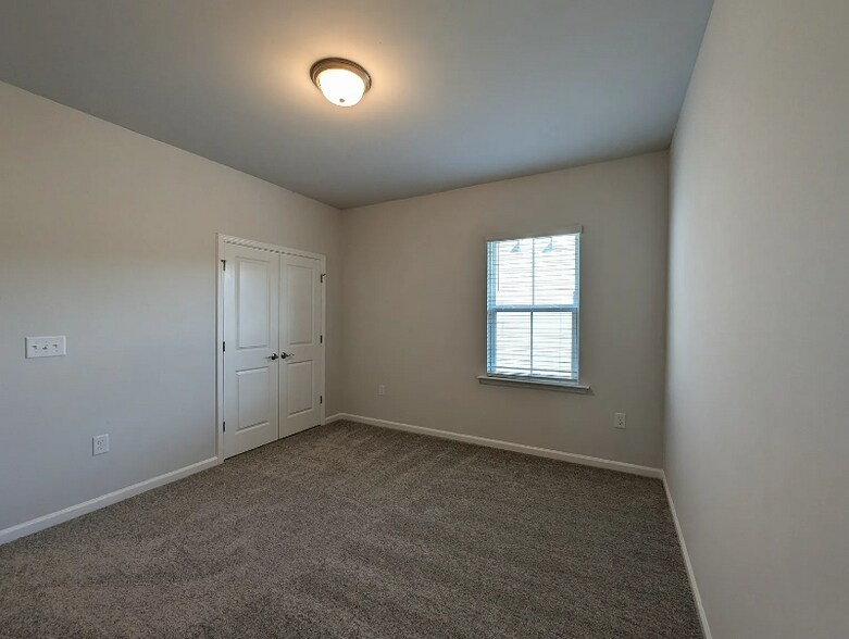 Building Photo - 740 Ben Ledi Ct