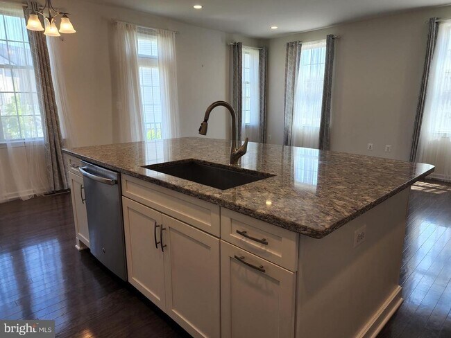 Building Photo - 25020 Cambridge Hl Ter