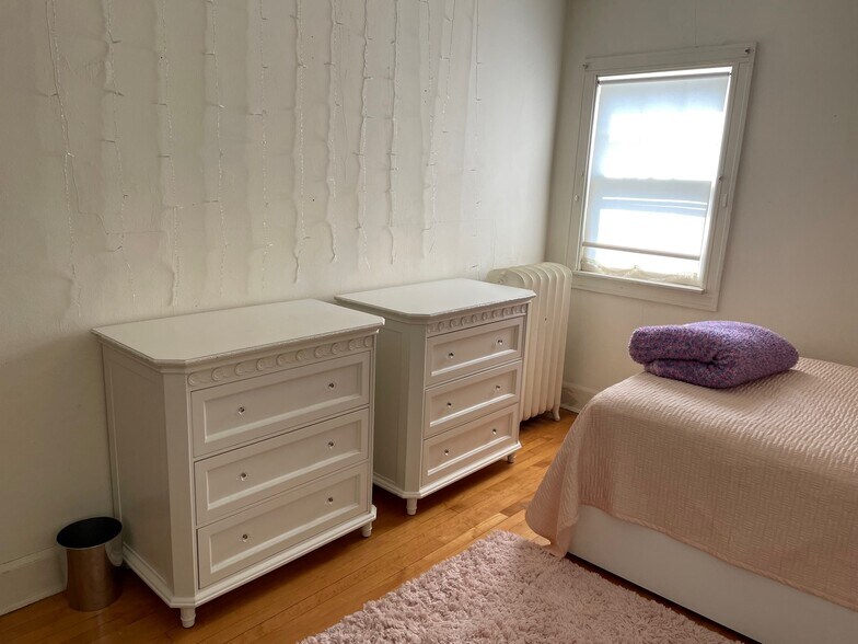 Building Photo - 3937 N Farwell Ave