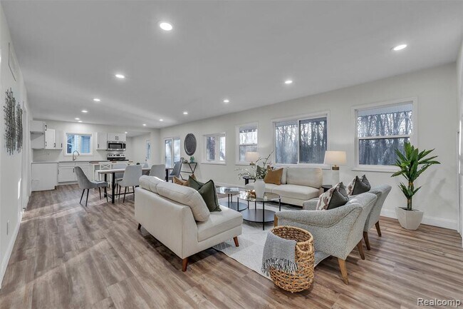 Building Photo - 8165 Leonard Dr