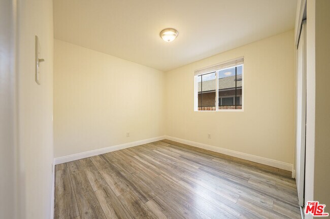 Building Photo - 154 E 84th Pl