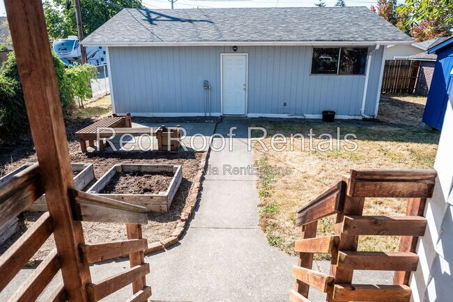 Building Photo - 702 S 51st St