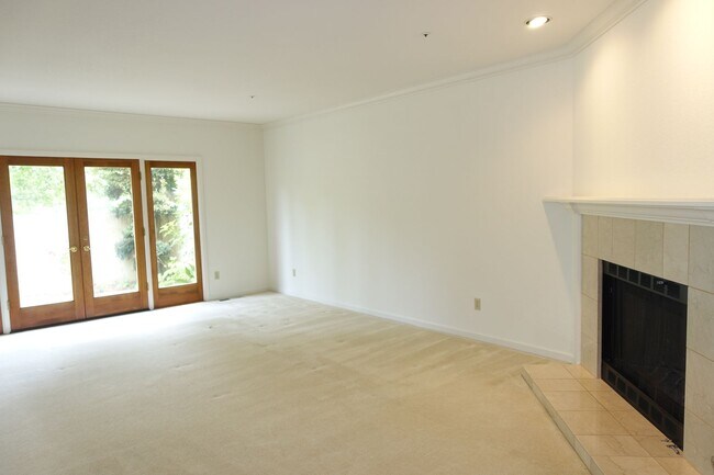 Building Photo - Spacious home, close to downtown Los Altos.  Easy commute location. Great Los Altos Schools!
