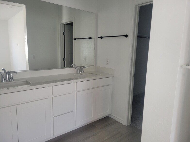 Building Photo - 600 N Carriage Hill Dr