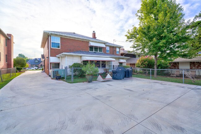 Building Photo - Charming Apartment in Nichols Hills