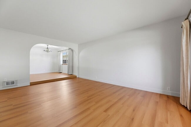 Building Photo - Beautifully Updated 3BR/2BA Home with Private Garden Oasis