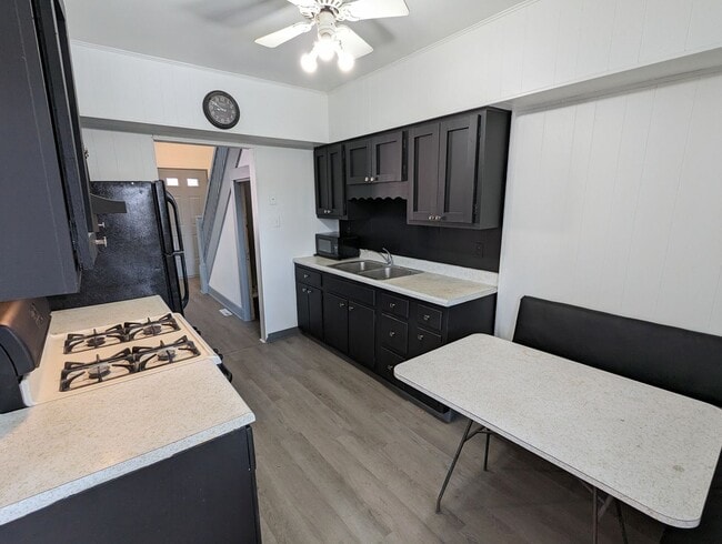 Building Photo - Cozy 2 Bedroom House on quiet street (Mars...