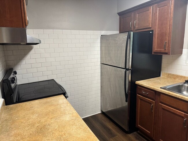 Building Photo - Charming 3 bed 2 bath Townhouse near Nippe...