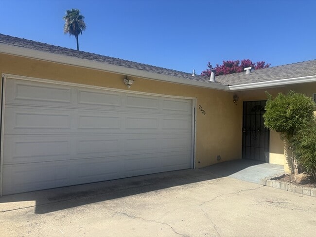 Building Photo - Modesto 3 Bedroom 2 Bathroom Home