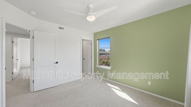 Building Photo - 1198 Green Hill Dr