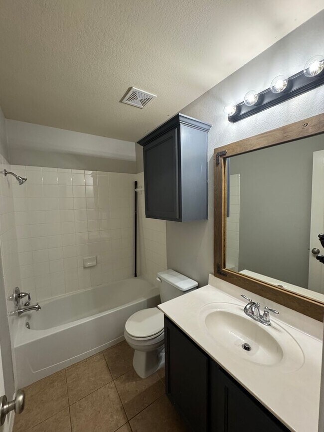 Building Photo - Freshly Renovated Midway ISD Home