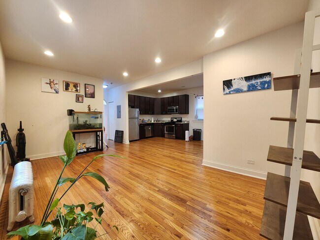 Building Photo - Large 2-bed/2-bath Apartment With Updated Kitchen and Large Living Room