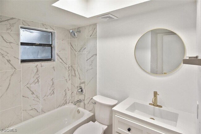 Building Photo - 1202 E 7th St