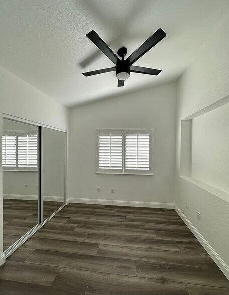 Building Photo - 5444 W Sunnyside Ct