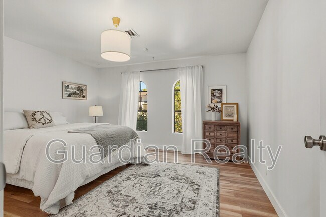Building Photo - 3007 La Mesa Dr