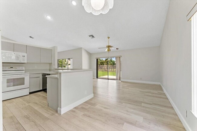 Building Photo - 5809 Sun Pointe Cir