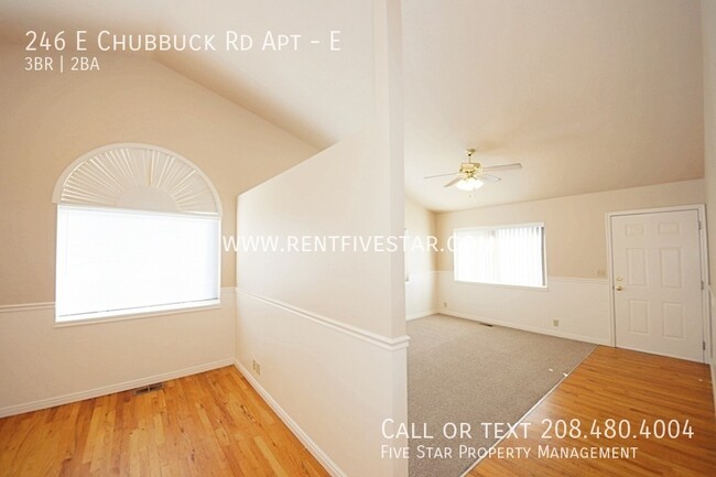 Building Photo - Large Apartment with Gorgeous Vaulted Ceil...