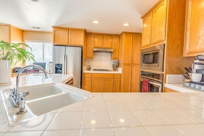 Building Photo - 679 Apricot Ct