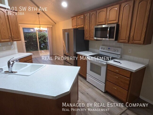 Building Photo - 1401 SW 8th Ave