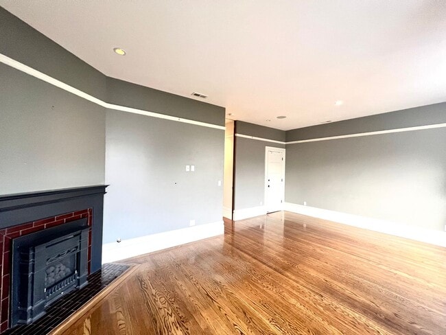 Building Photo - Welcome to North Beach! Premier 1 bed/ 2 B...