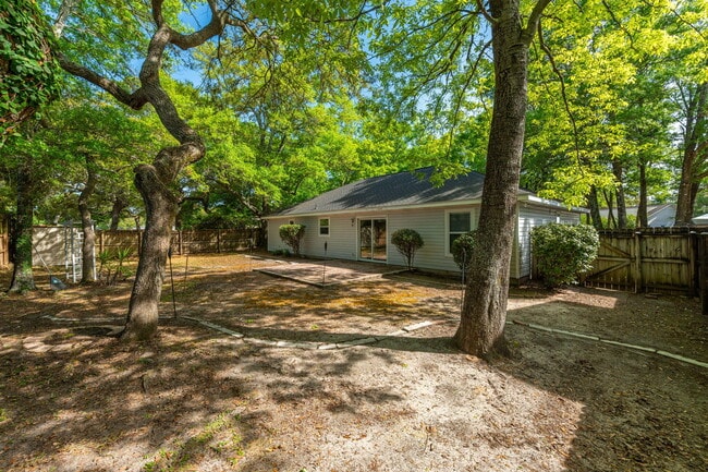 Building Photo - 49 Circle Dr