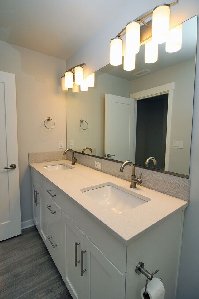Building Photo - Impeccable 3 Bed/2.5 Bath Townhome located...