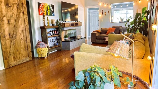 Living room - 117 W Flora St