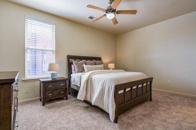 Building Photo - Gorgeous Downtown 2 Bedroom Condominium - ...