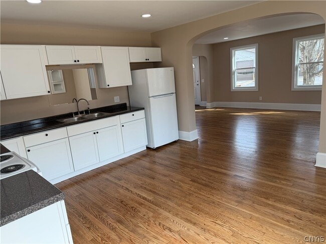 Building Photo - 156 Oswego St