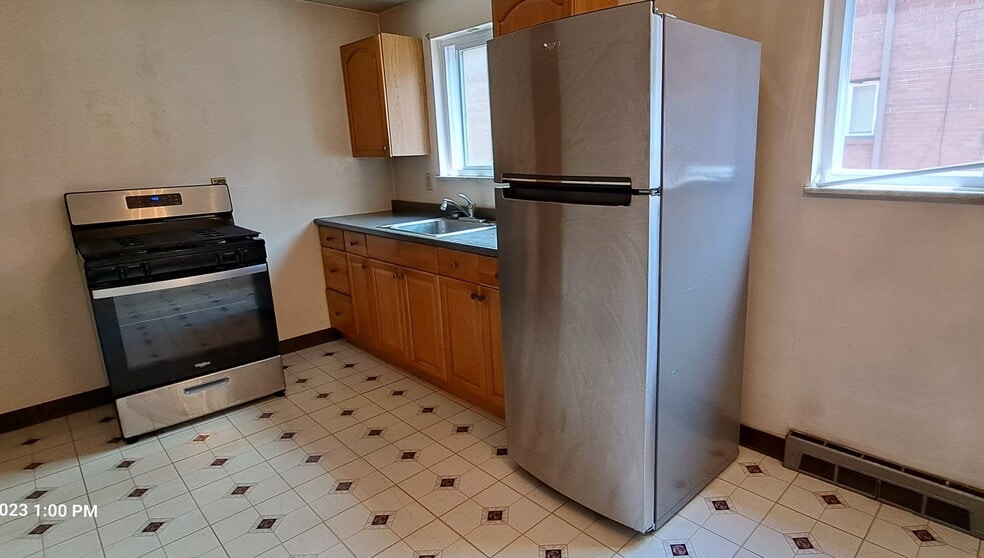 18 cf refrigerator, large top freezer - 400 Brierly Ln