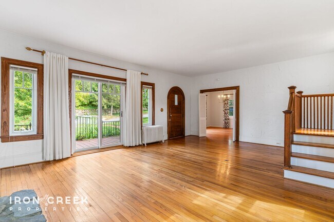 Building Photo - Charming Tudor Home in Historic Grove Park...