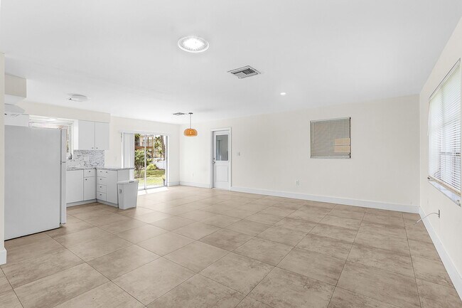 Building Photo - 2700 Shoreview Dr