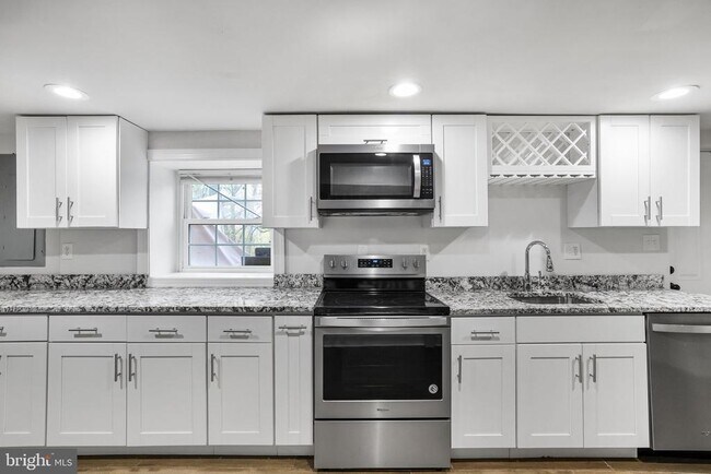 Building Photo - 3158 Westover Dr SE