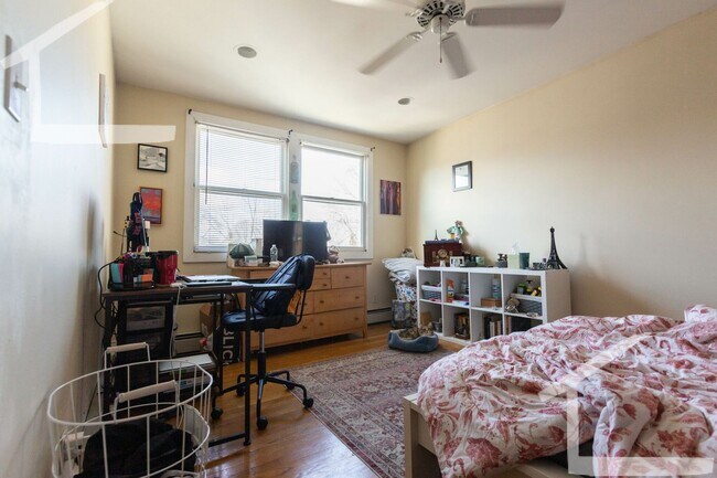 Building Photo - AWESOME 5 bed 3 bath in Brighton....